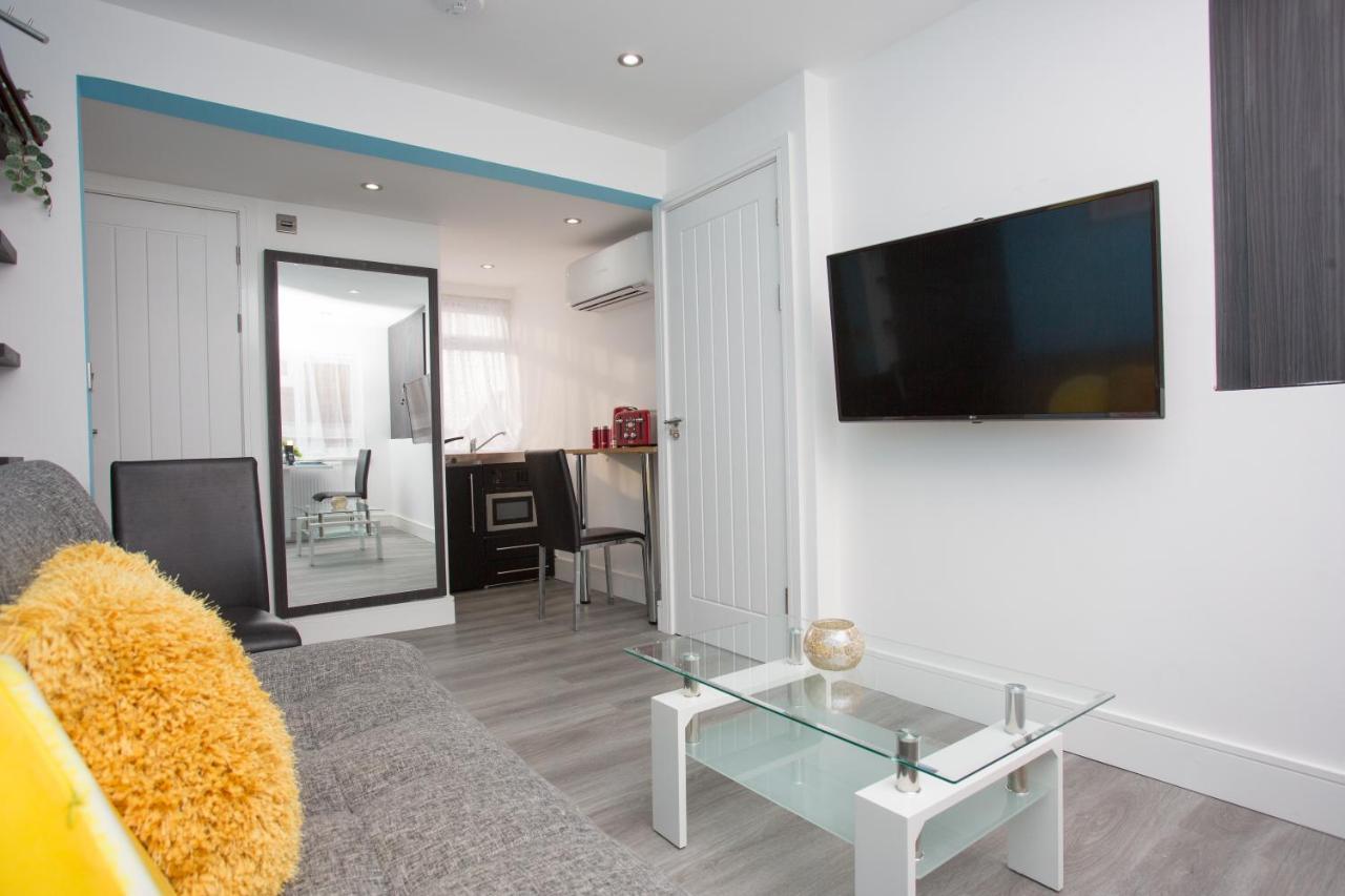 Legoland Heathrow Windsor Apartment Hotel Slough Exterior photo